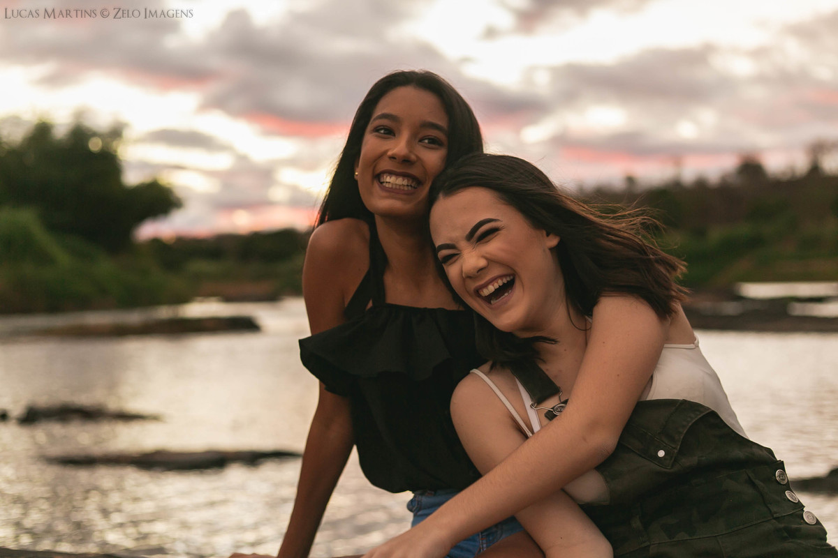 Debutante posa junto a amiga as margens da beira do rio