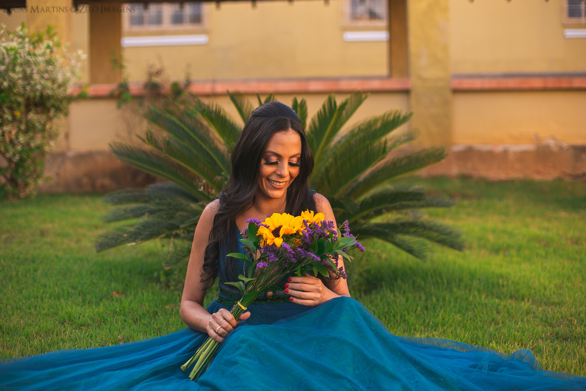 Ensaio modelo segurando um buque com girassois