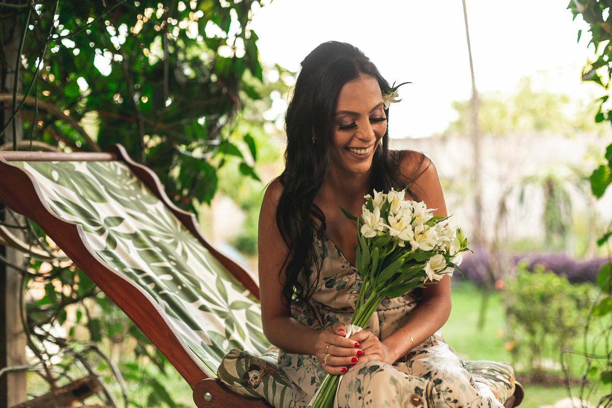 ensaio modelo segurando buque de flores