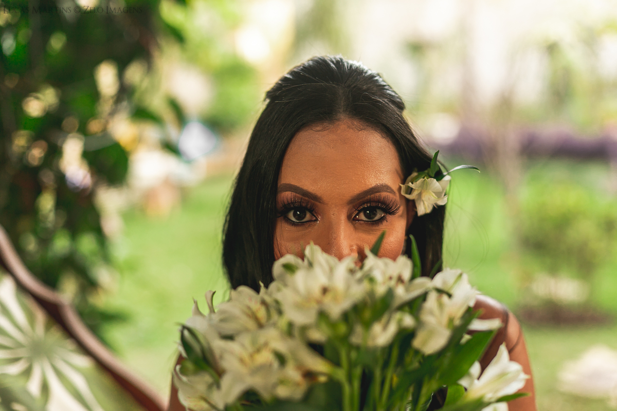 ensaio modelo segurando buque de flores