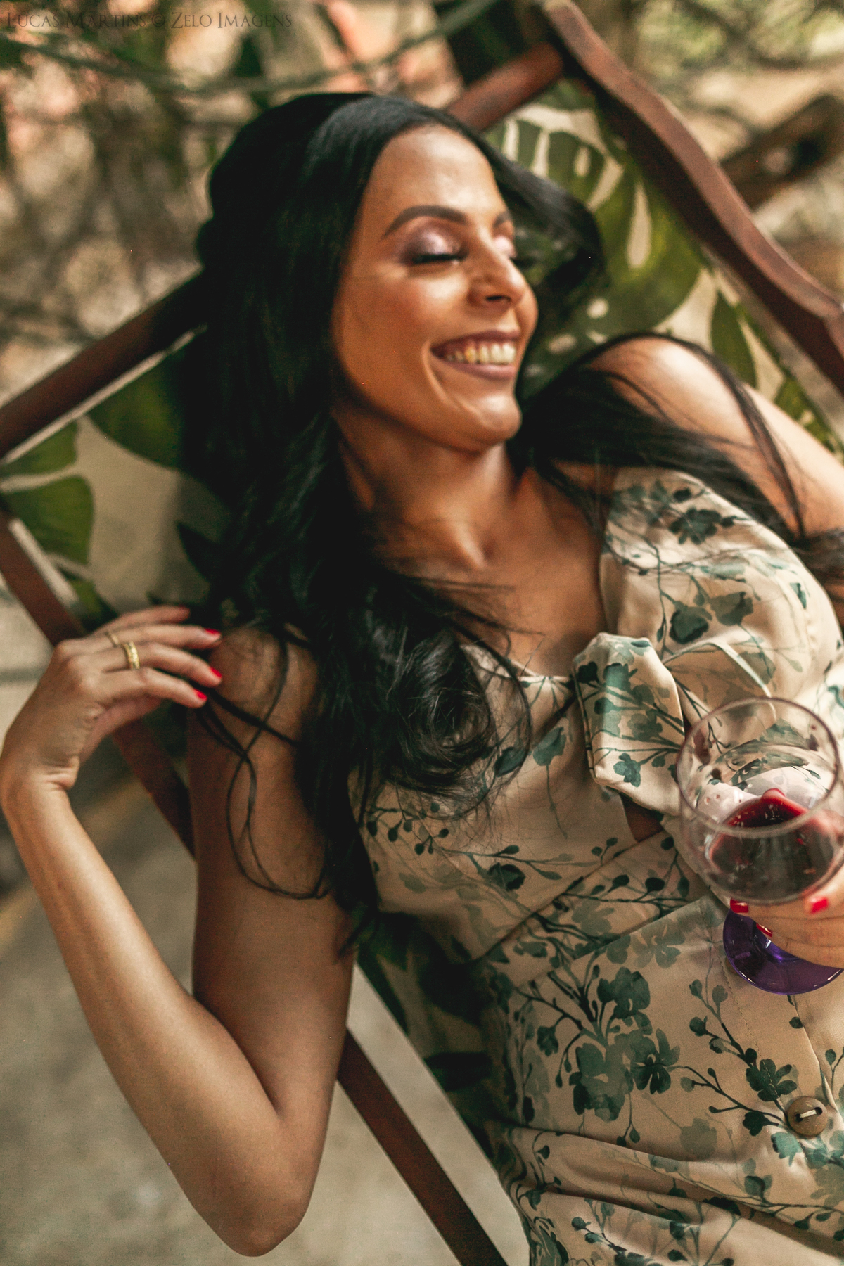 ensaio modelo segurando taca de vinho