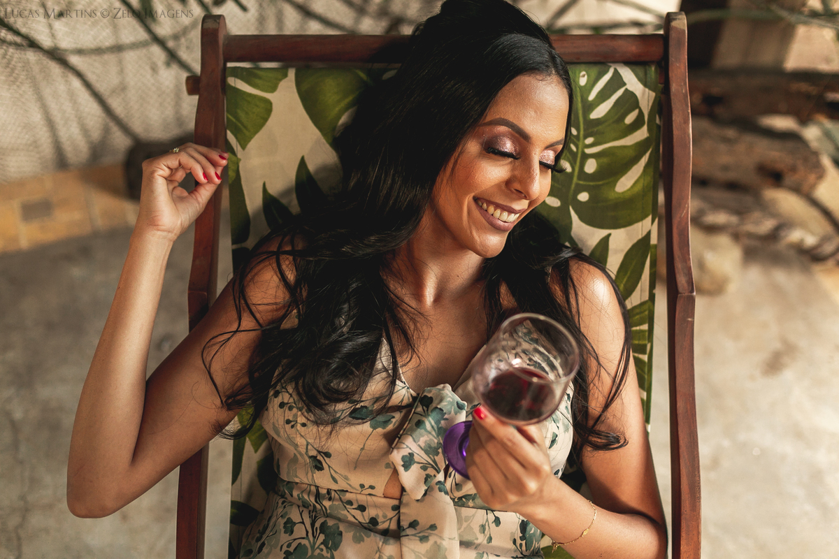 ensaio modelo segurando taca de vinho