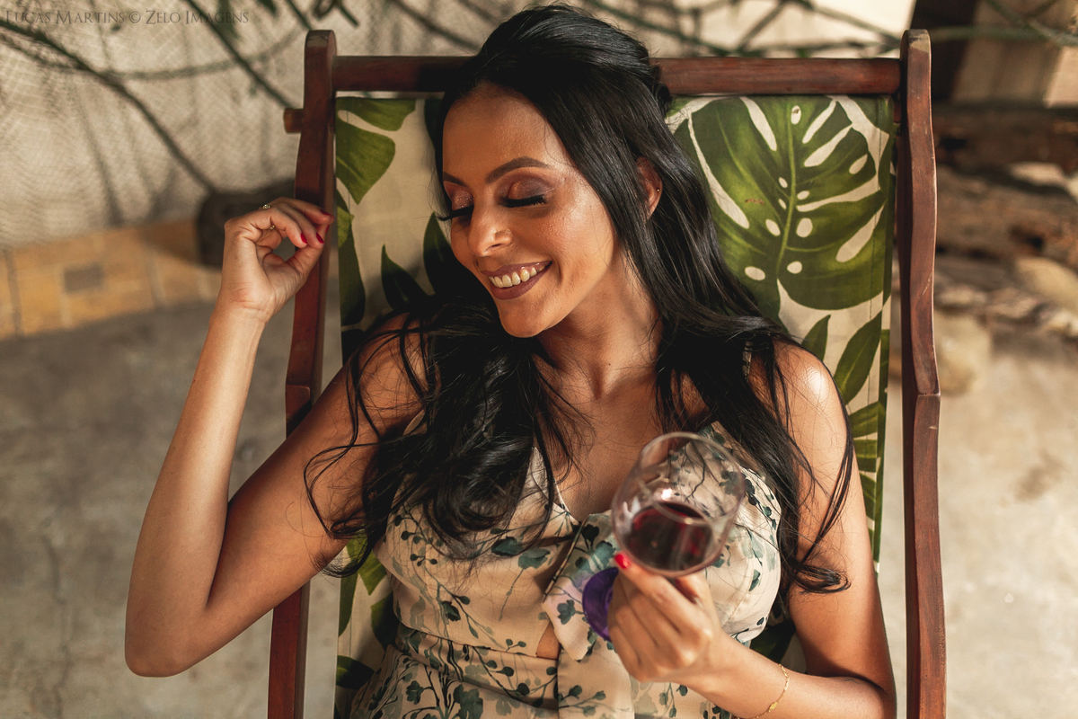 ensaio modelo segurando taca de vinho