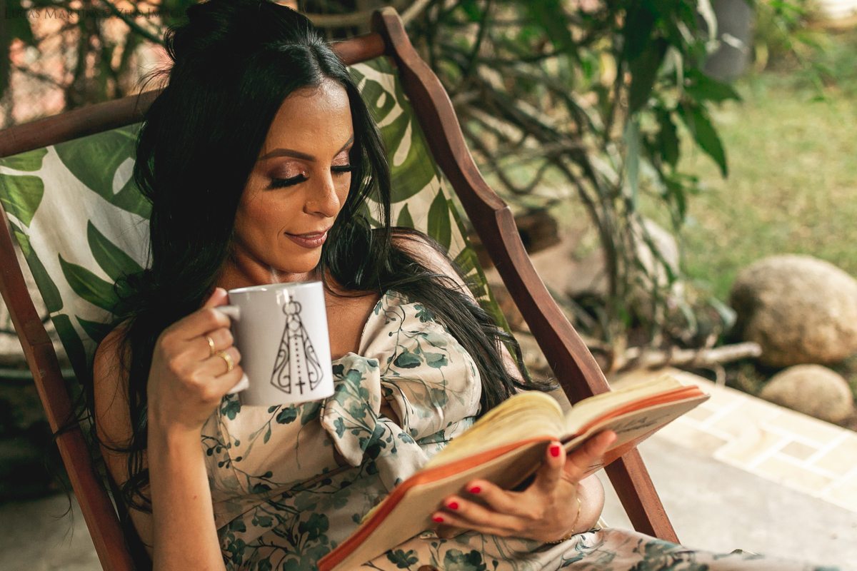 ensaio modelo com caneca e a Biblia