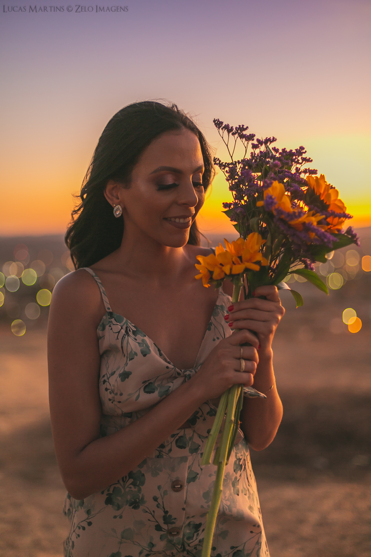 ensaio modelo por do sol segurando buque de girassois