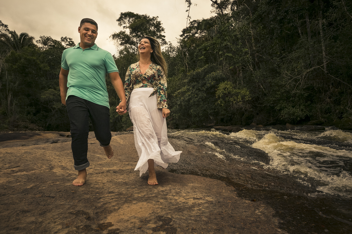 ensaio casal na cachoeira correndo nas pedras