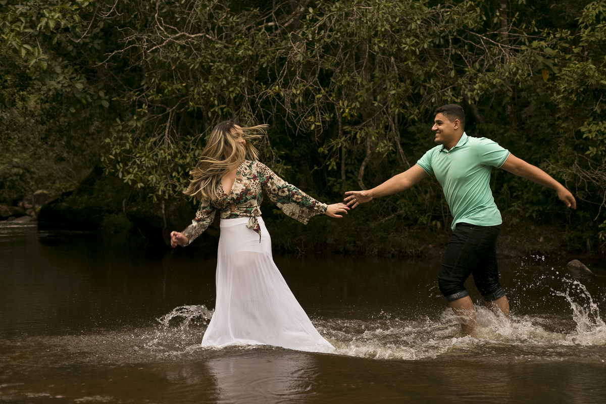 ensaio casal na cachoeira correndo nas aguas