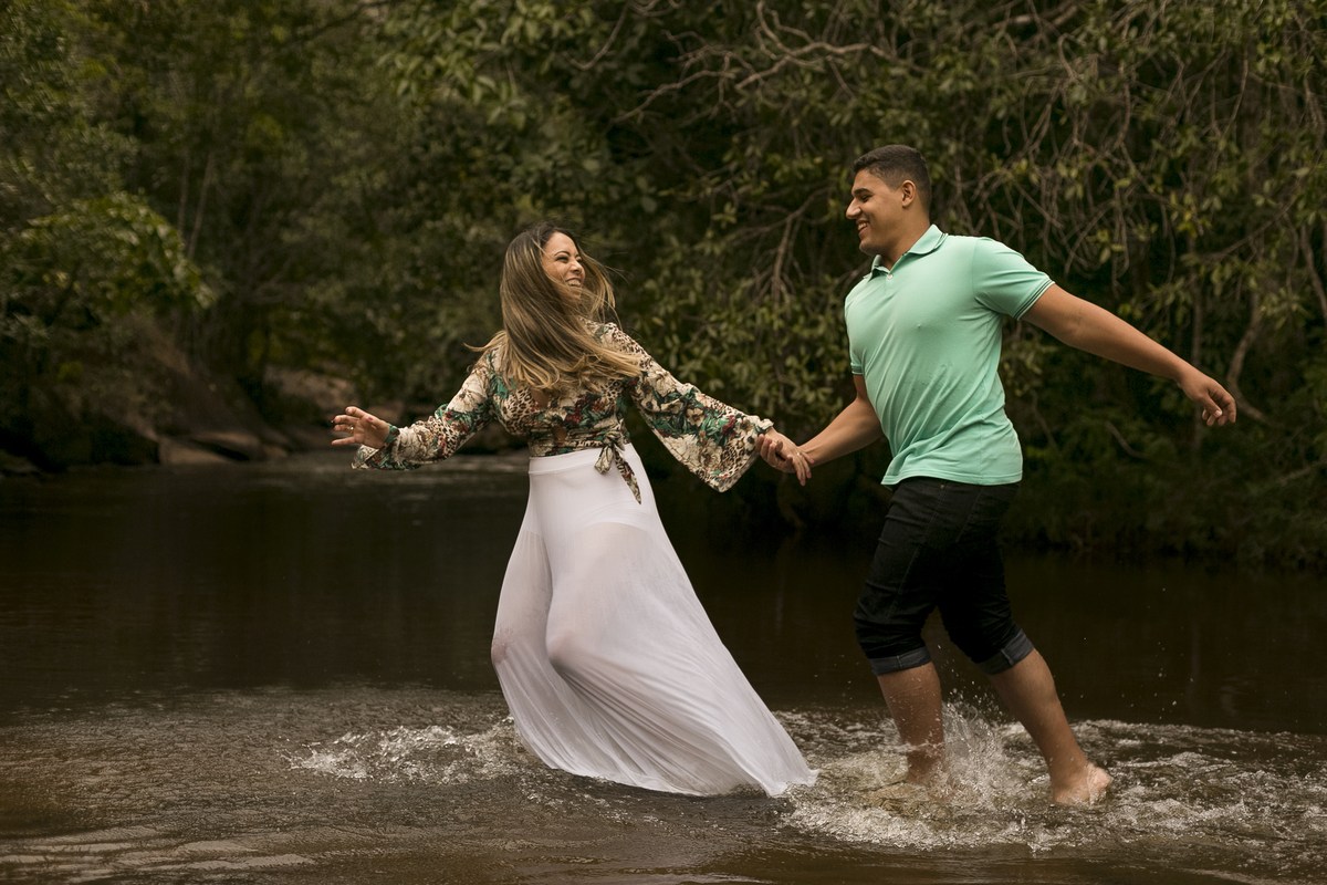 ensaio casal na cachoeira correndo nas aguas
