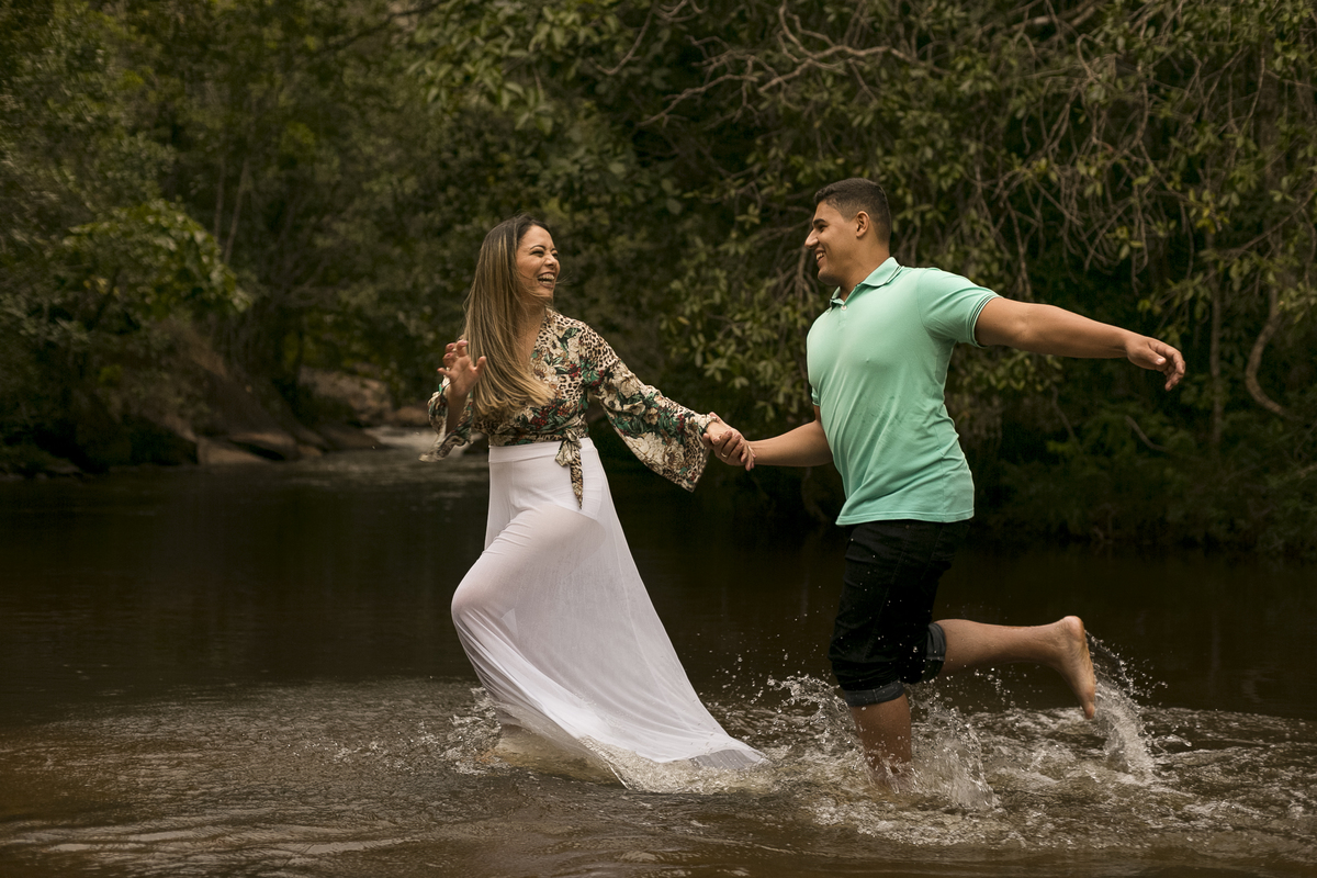 ensaio casal na cachoeira correndo nas aguas