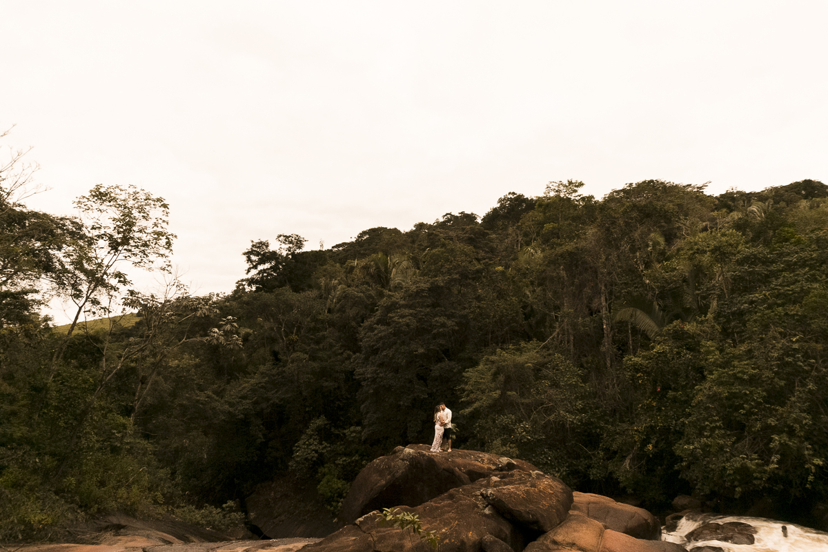 ensaio pre wedding casal em cima de uma pedra na cachoeira
