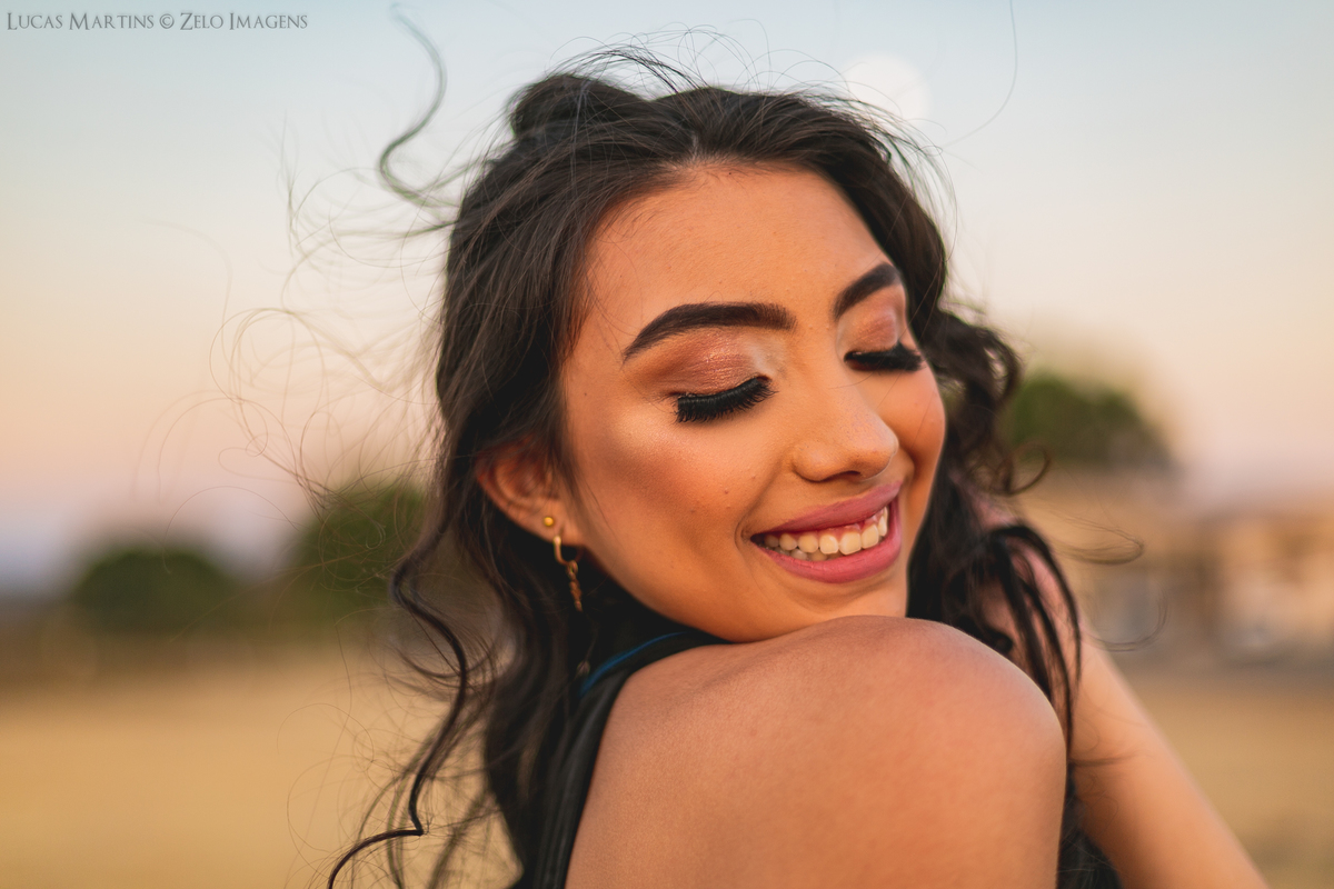 Debutante posando ao por do sol no aeroporto