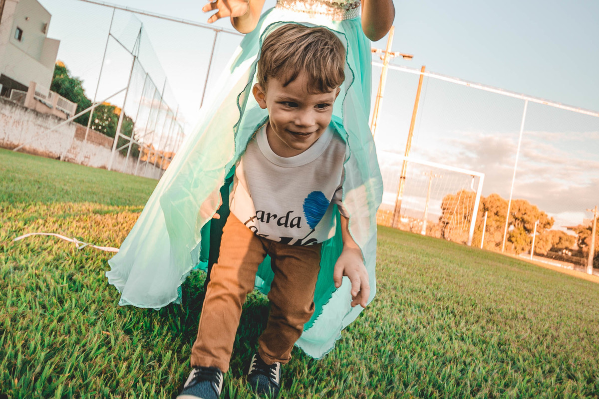 ensaio debutante primo saindo debaixo do vestido da debutante