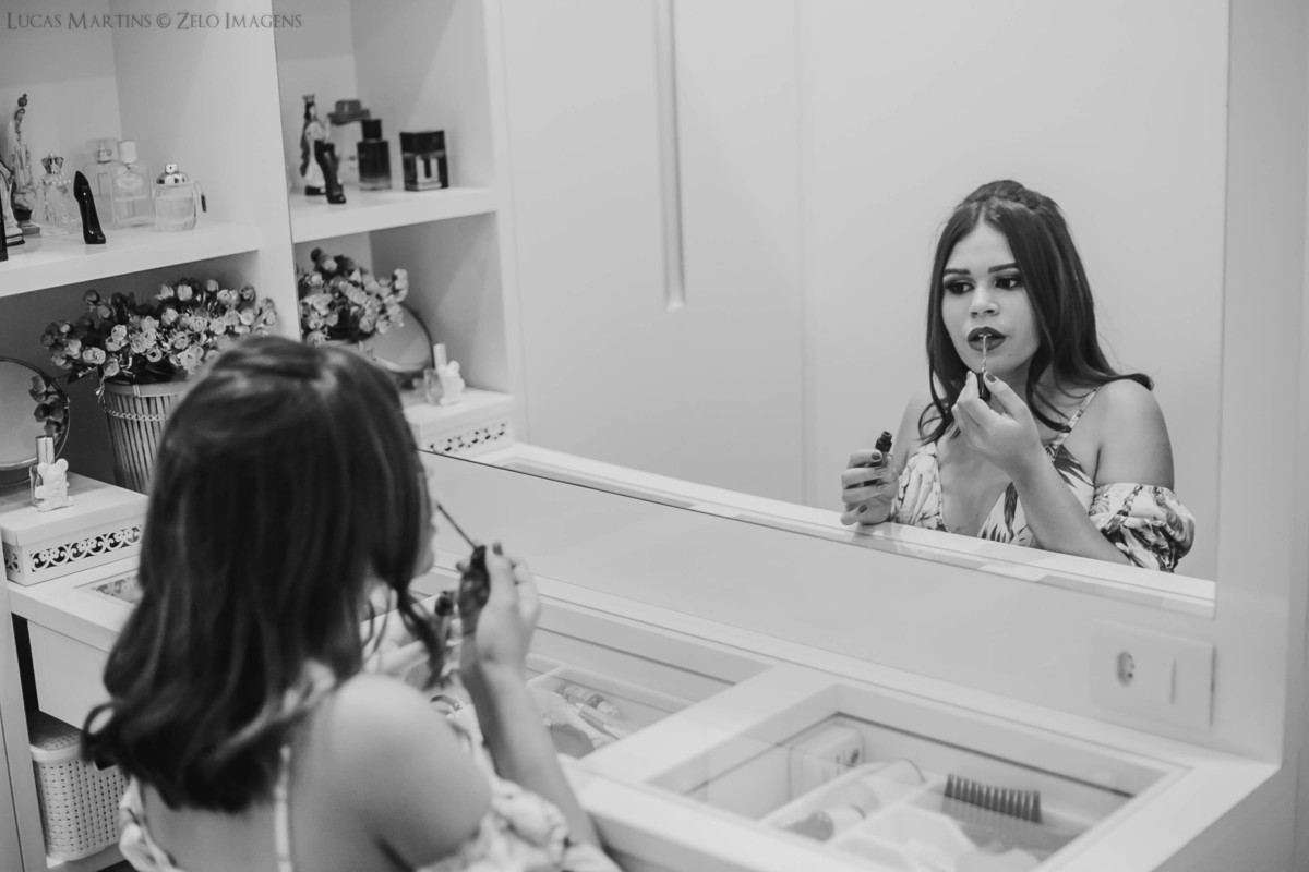 ensaio debutante se maquiando