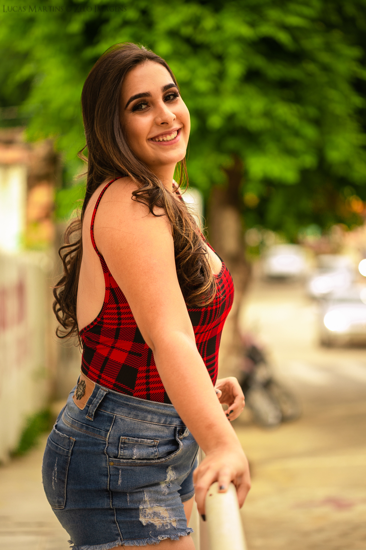 ensaio debutante segurando no corrimão