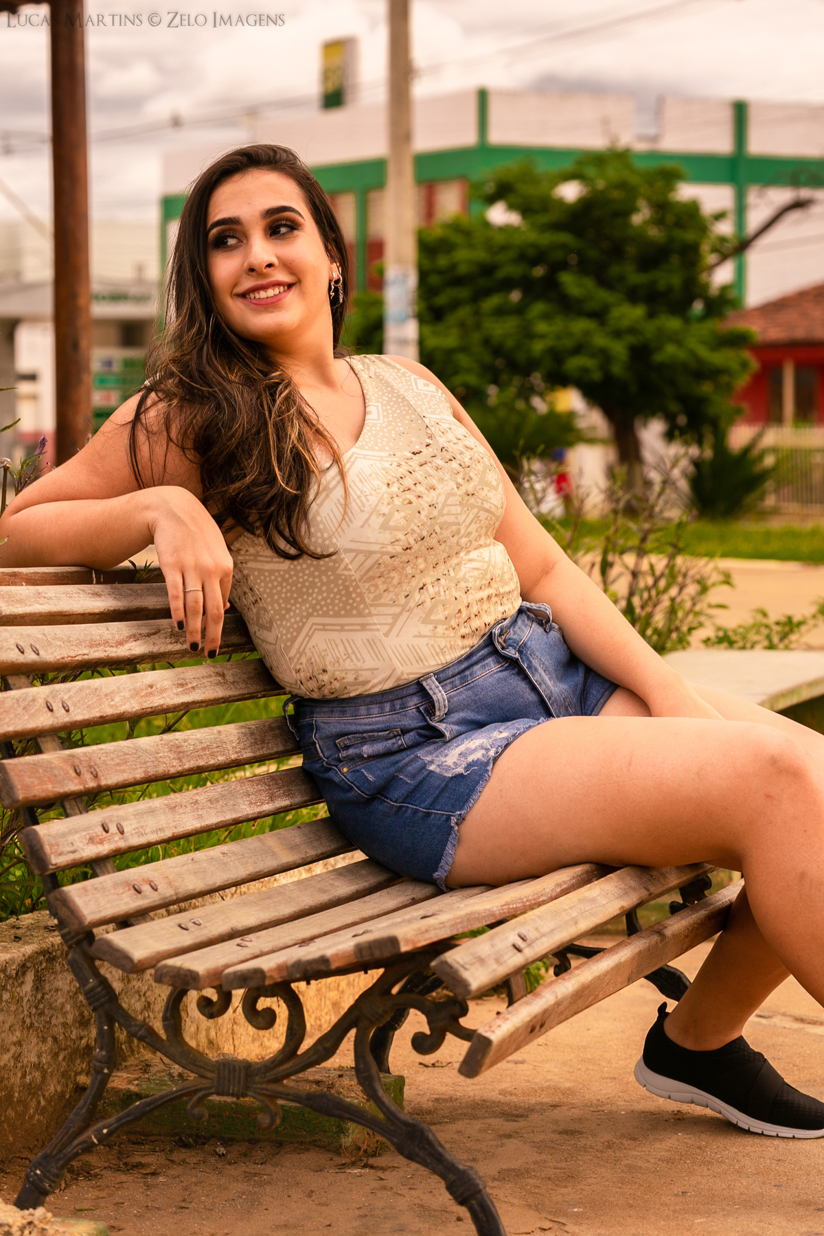 ensaio debutante sentada no banco