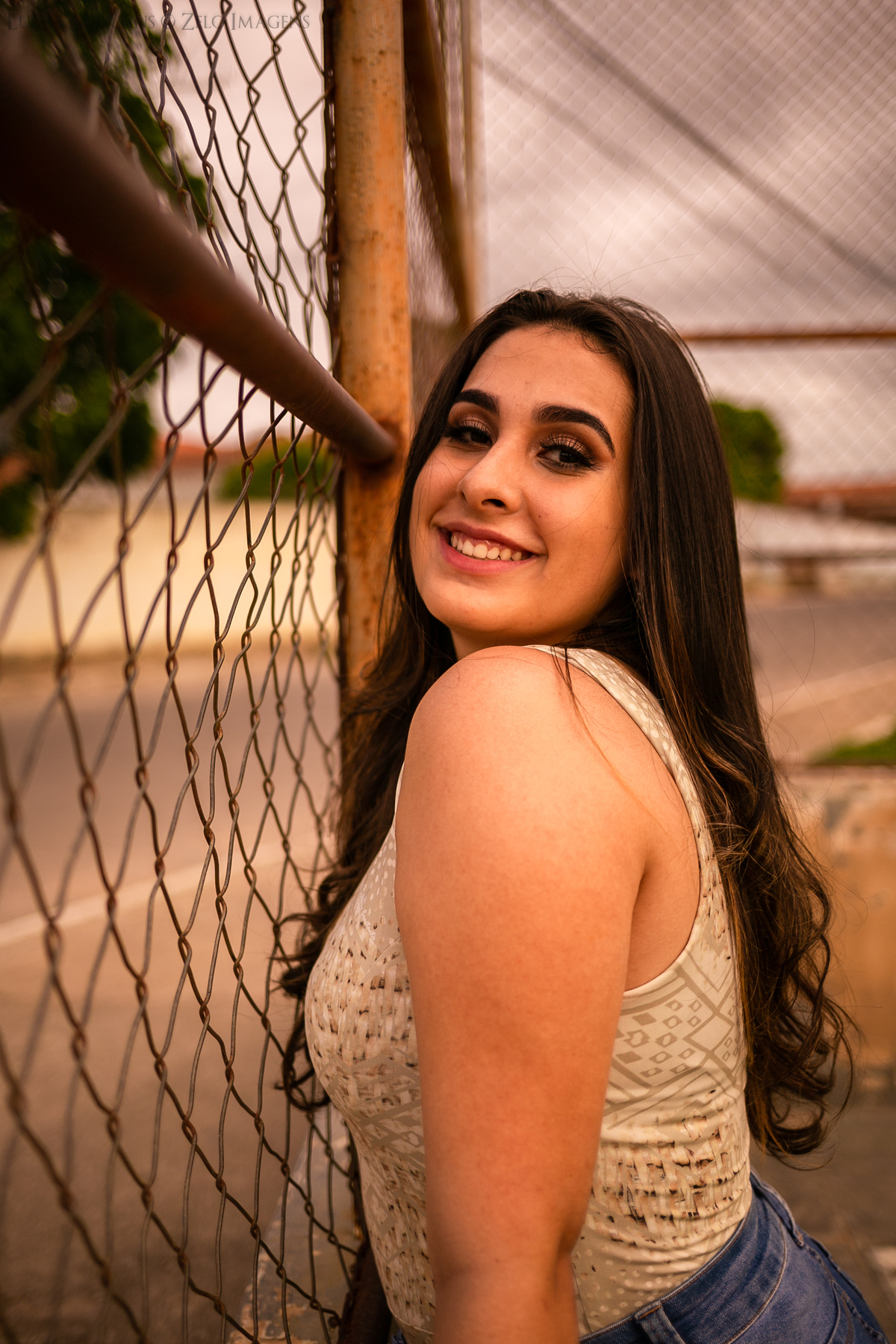 ensaio debutante encostada na grade