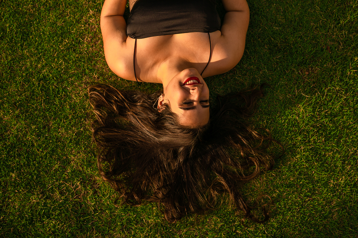 ensaio debutante deitada na grama