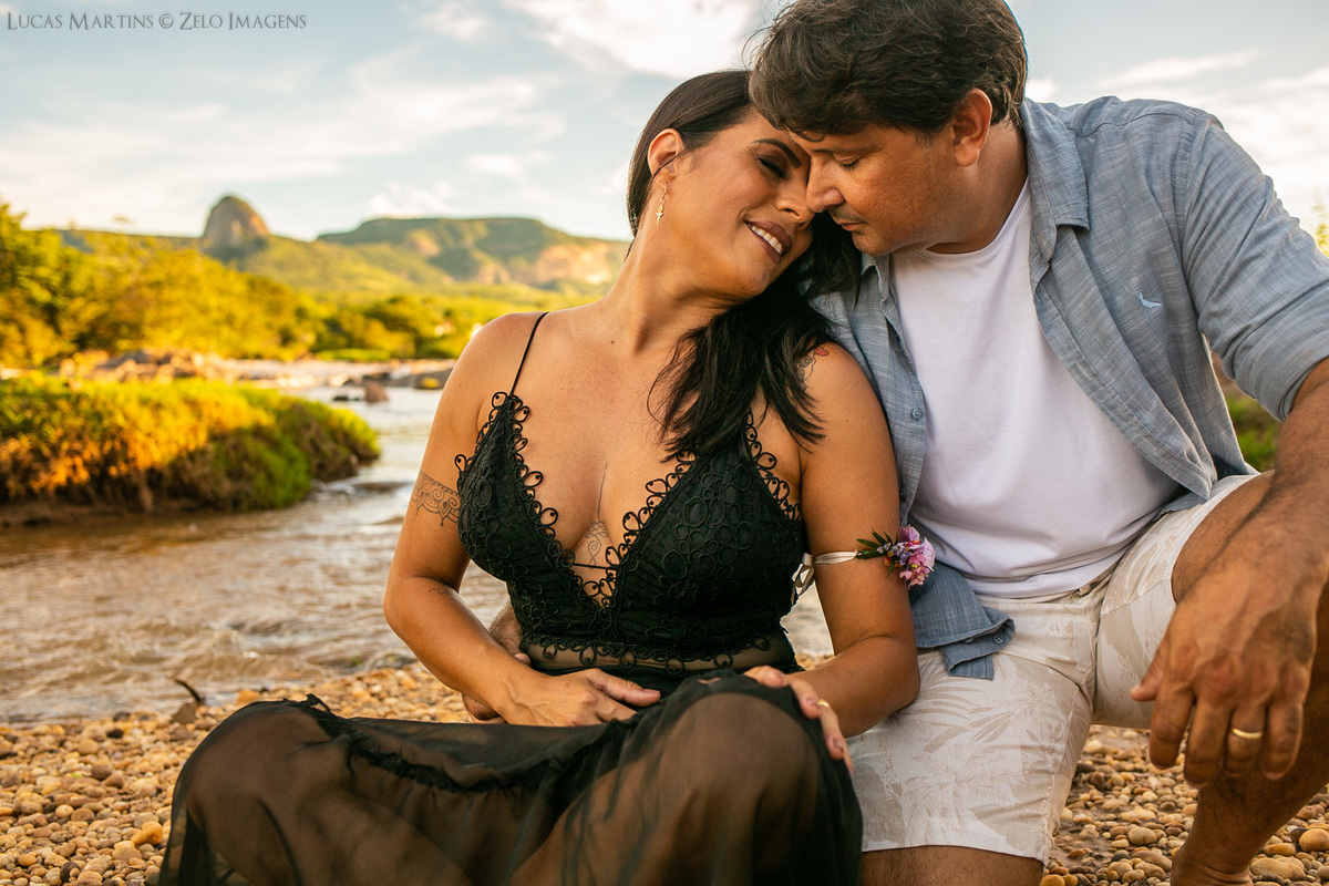 ensaio em familia casal na beira do rio