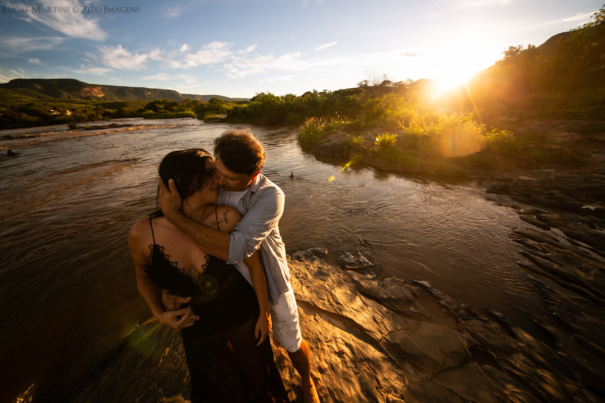 ensaio casal as margens do rio por do sol