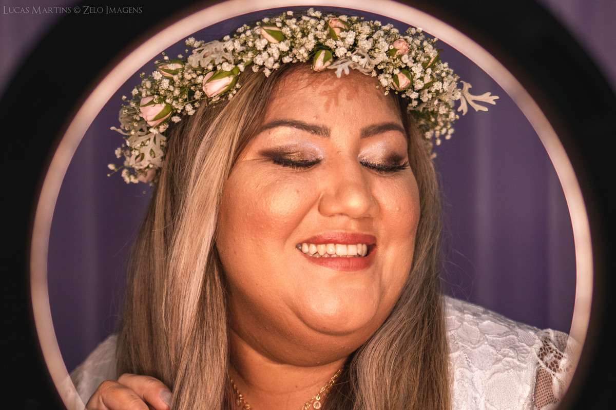 Casamento em Araçuaí em casa noiva com coroa de flores e ring light