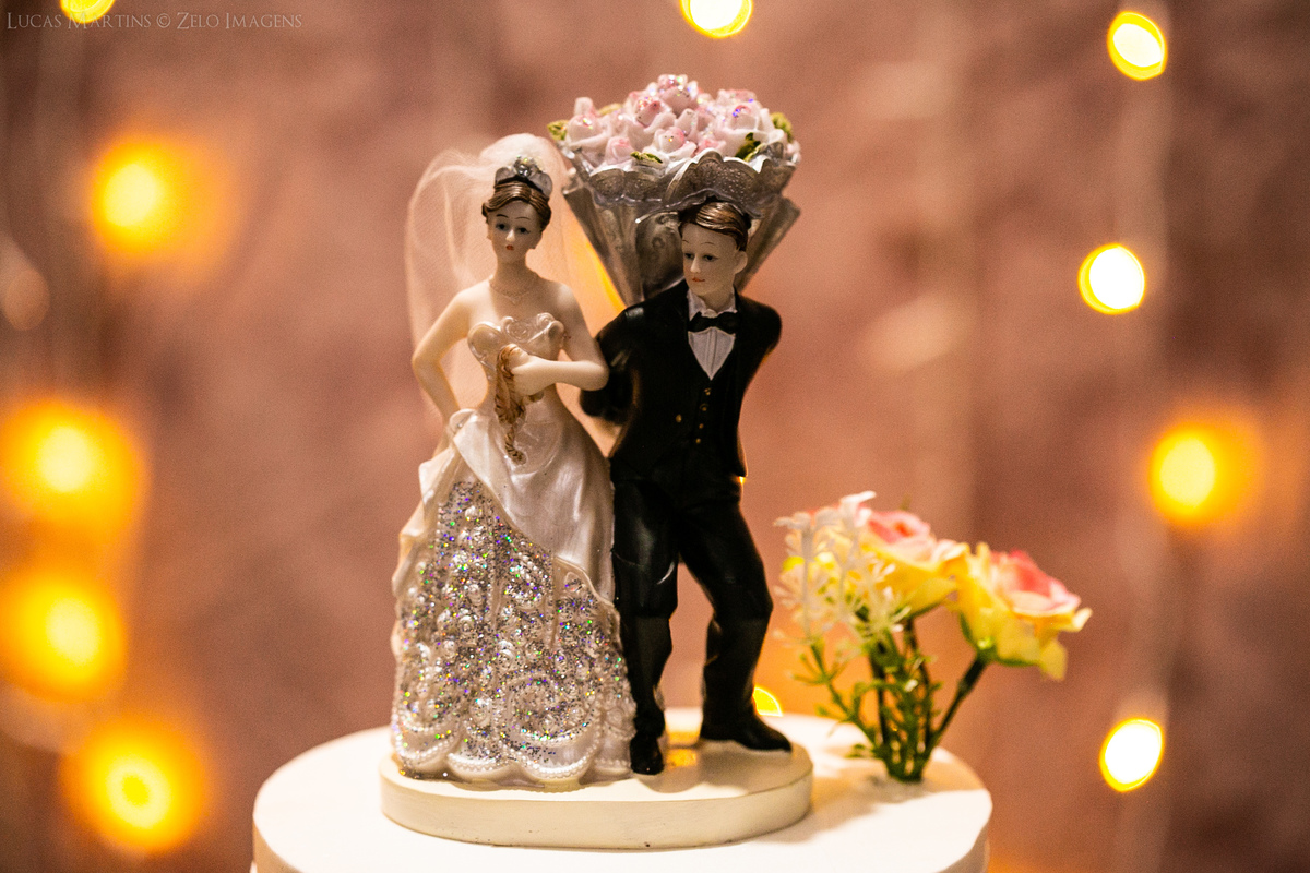 Casamento em Araçuaí noivinhos em cima do bolo