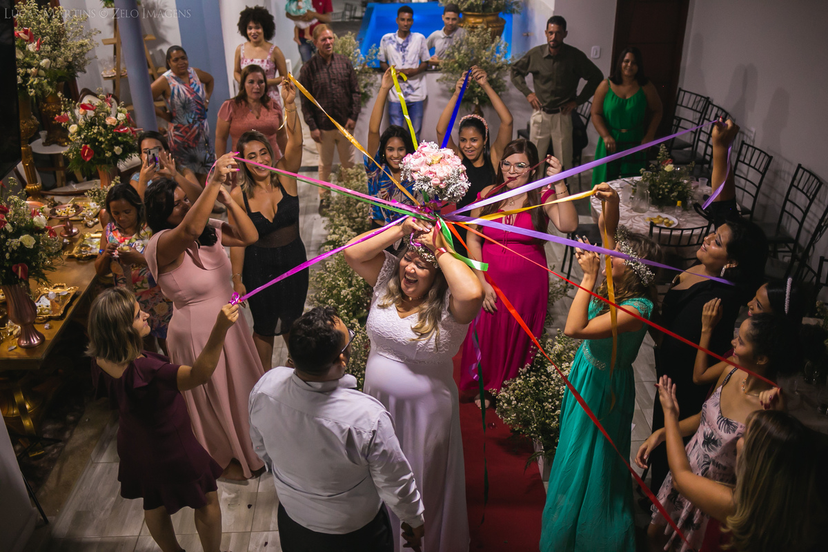 Casamento em Araçuaí em casa passagem de buquê com fitas