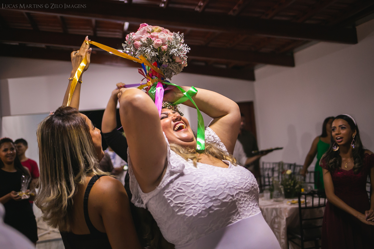 Casamento em Araçuaí em casa passagem de buquê alternativa