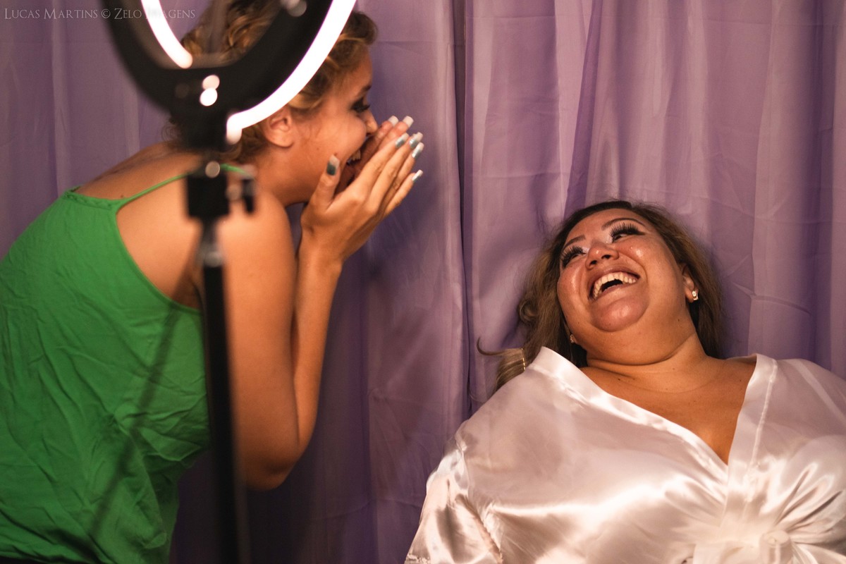 Casamento em Araçuaí em casa filha surpresa com a make da mãe