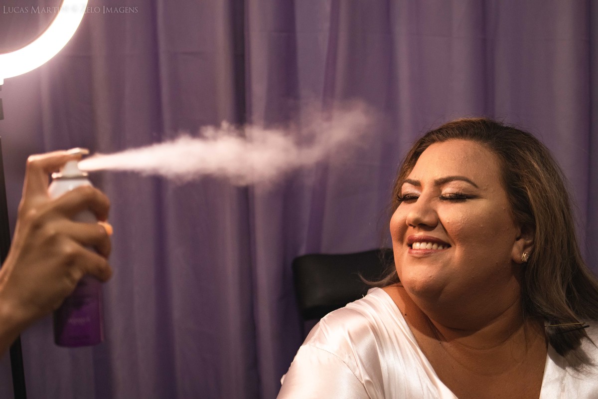 Casamento em Araçuaí em casa foto do spray da make