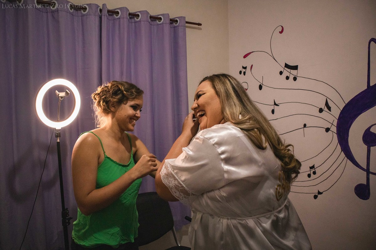 Casamento em Araçuaí em casa mae e filha sorrindo
