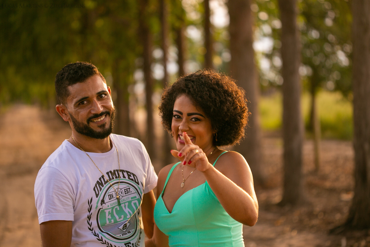 Ensaio 30 anos modelo posando com namorado