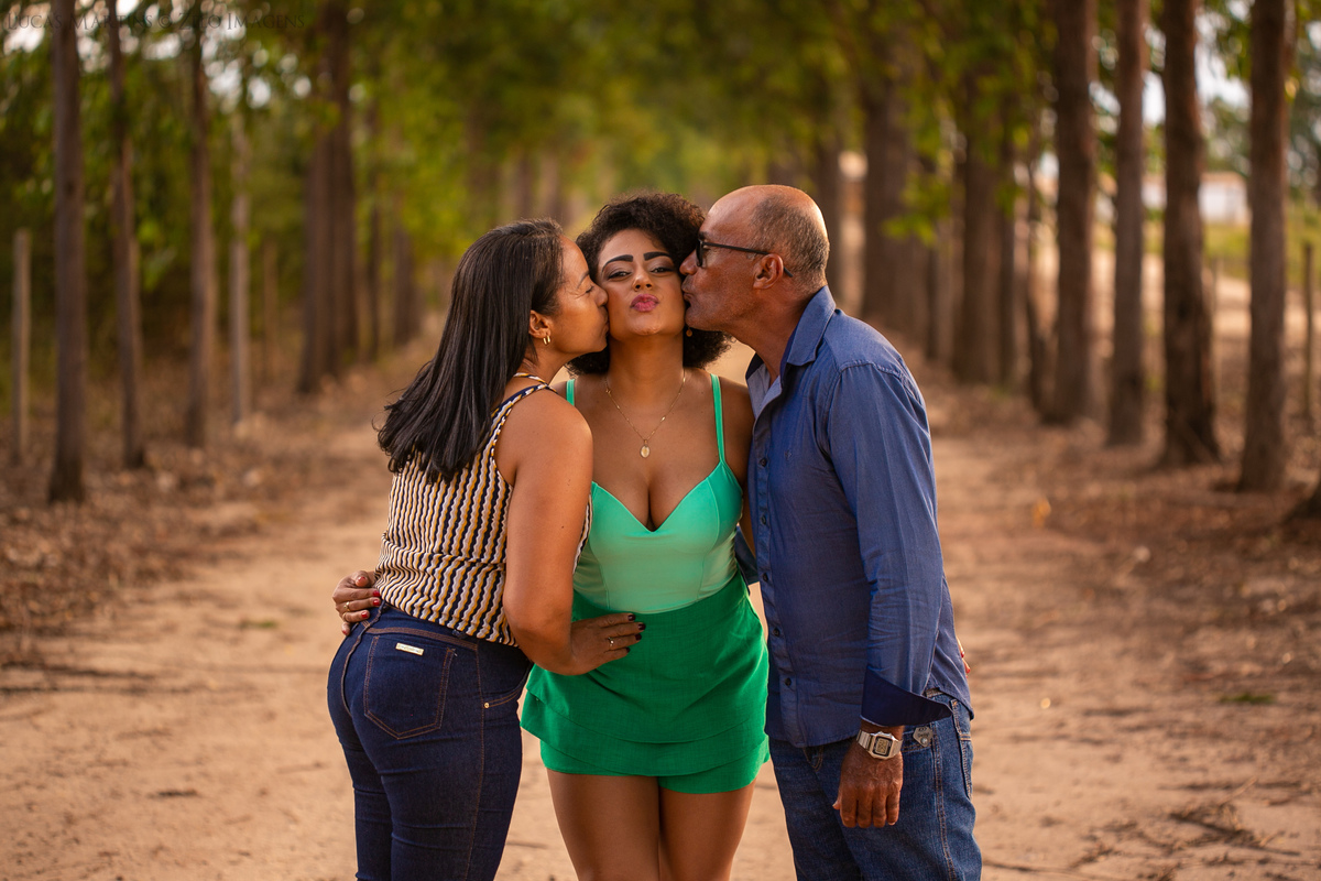 Ensaio 30 anos modelo posando com os pais