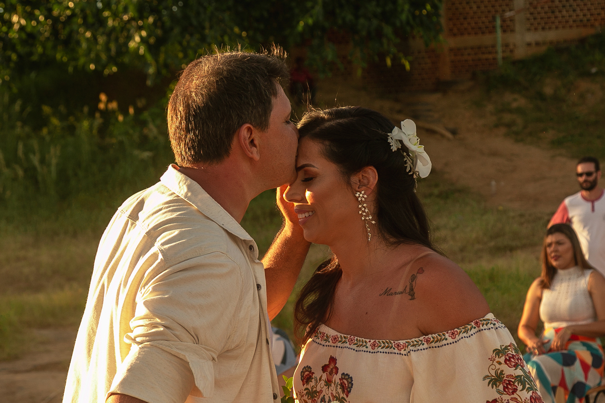 CASAMENTO AS MARGENS DO RIO JEQUITINHONHA NOIVO RECEBENDO A NOIVA ALTAR