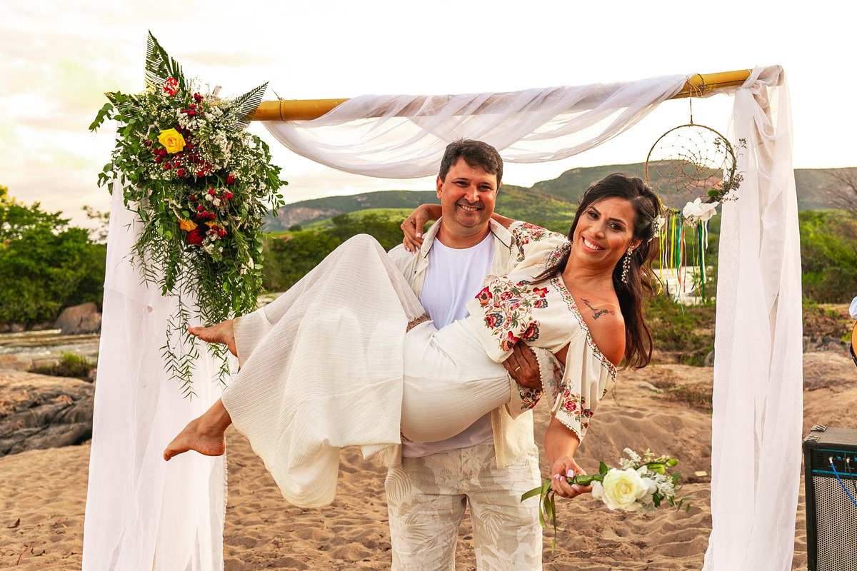 CASAMENTO AS MARGENS DO RIO JEQUITINHONHA NOIVO CARREGANDO A NOIVA