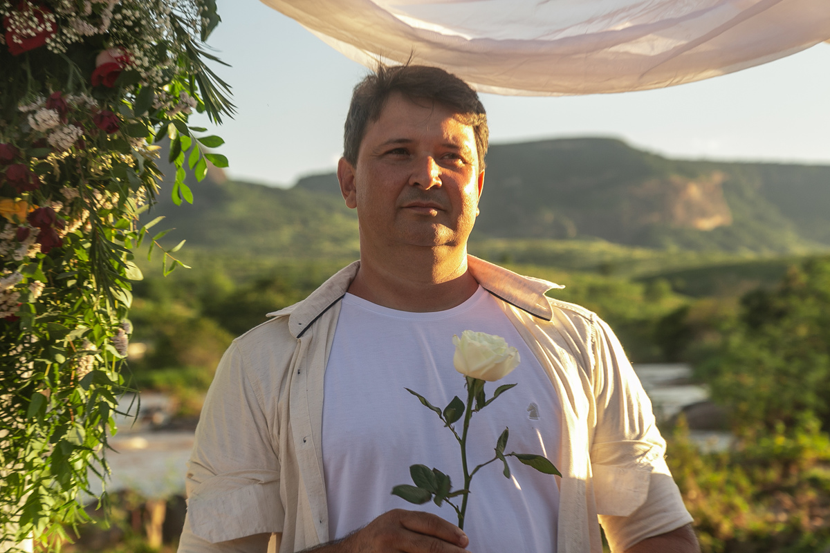 CASAMENTO AS MARGENS DO RIO JEQUITINHONHA NOIVO SEGURANDO ROSA BRANCA