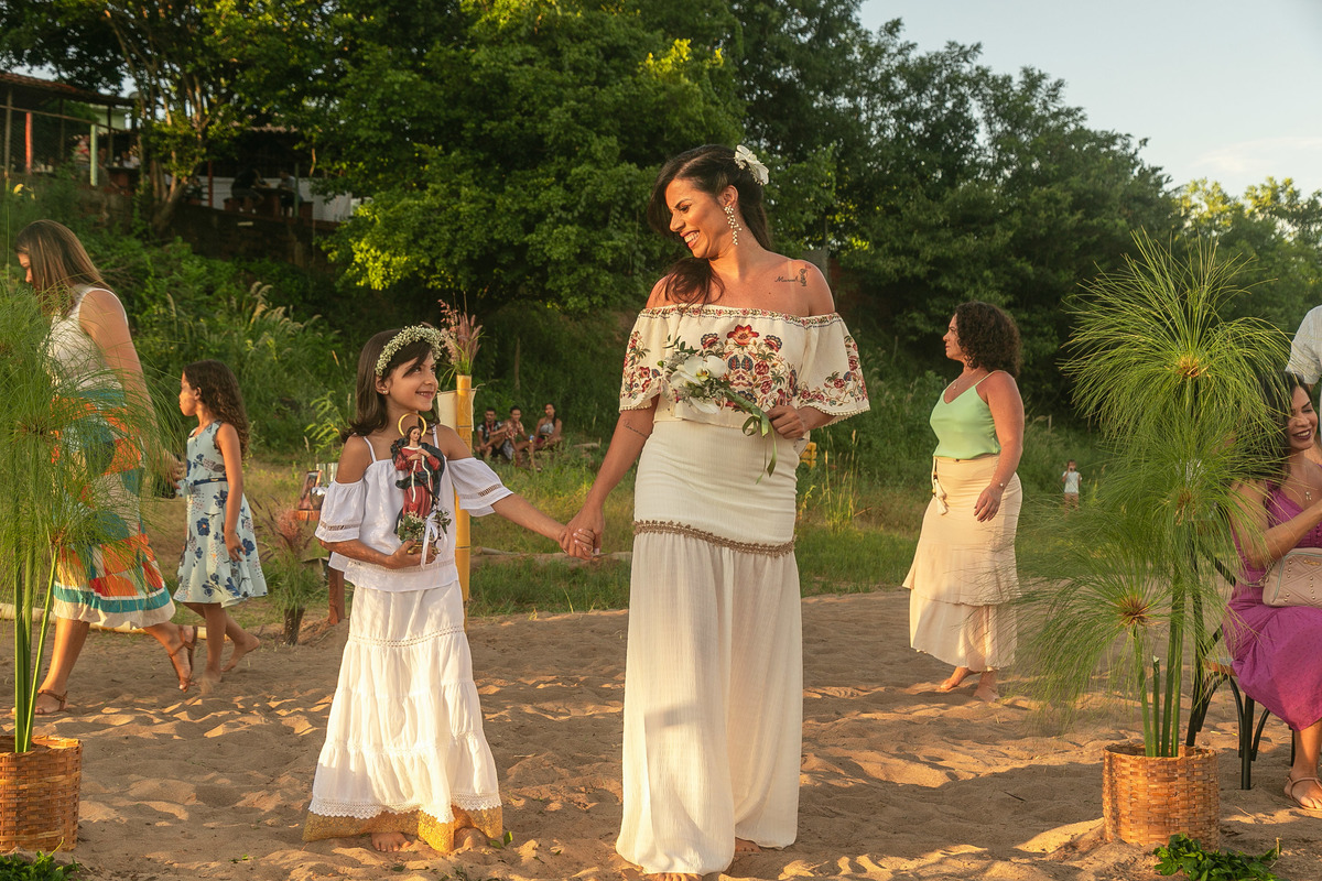 CASAMENTO AS MARGENS DO RIO JEQUITINHONHA NOIVA ENTRANDO COM A FILHA