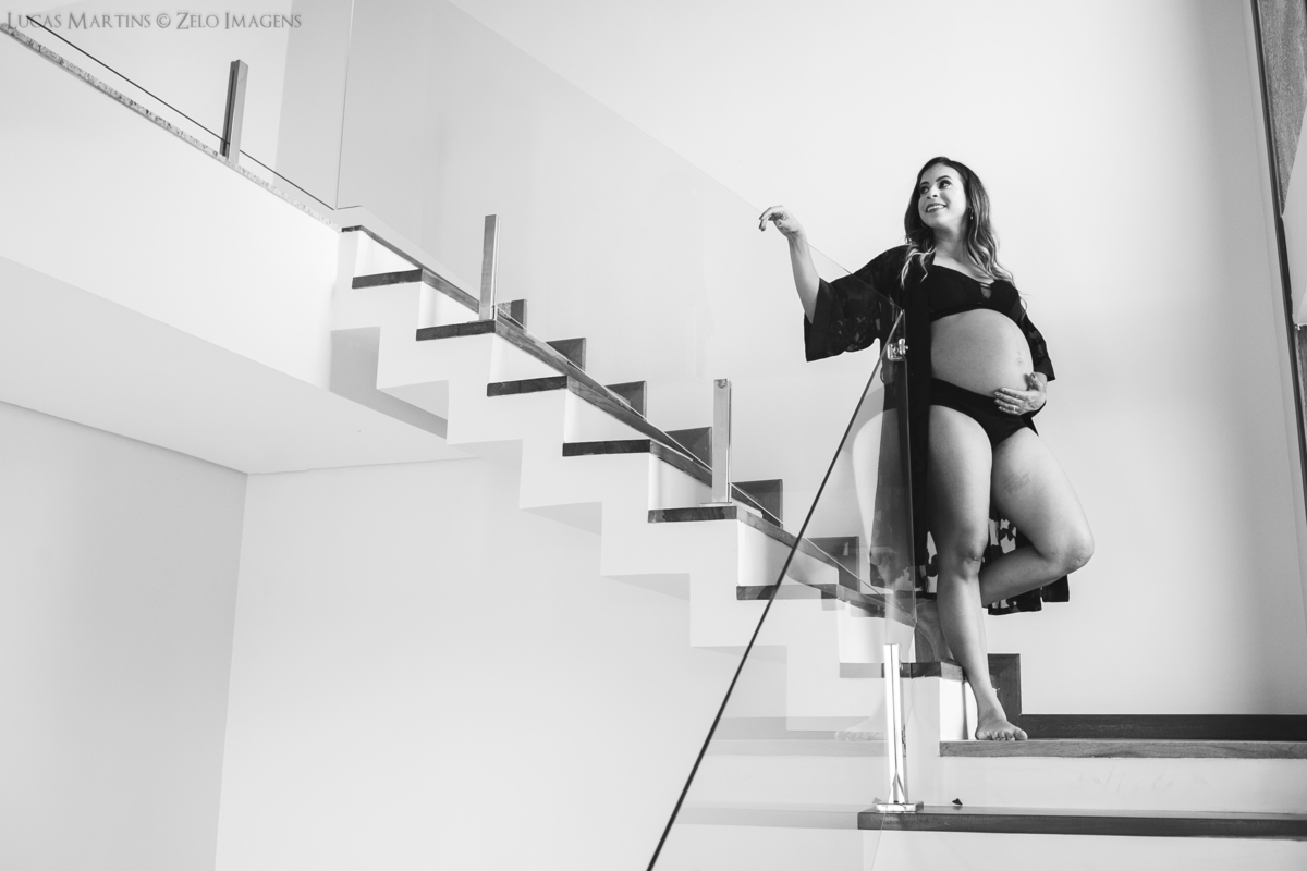 Ensaio gestante lingerie na escada de casa