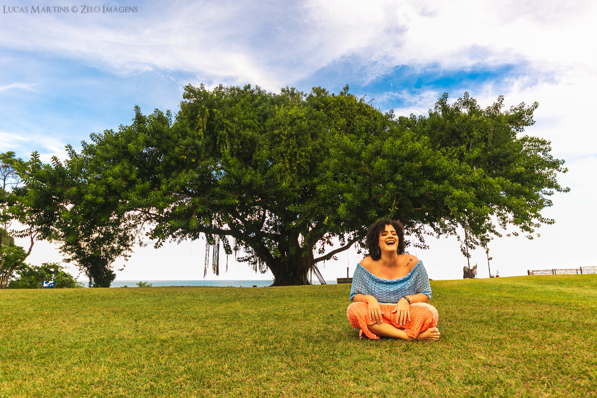 ensaio gestante em porto seguro gravida na grama com arvore grande