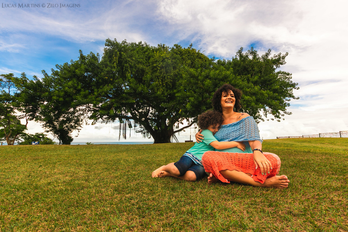 ensaio gestante em porto seguro gravida na grama com arvore grande
