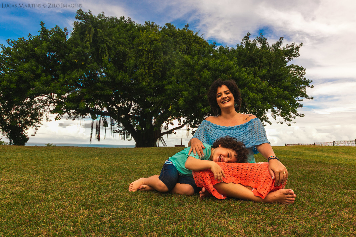 ensaio gestante em porto seguro gravida na grama com arvore grande