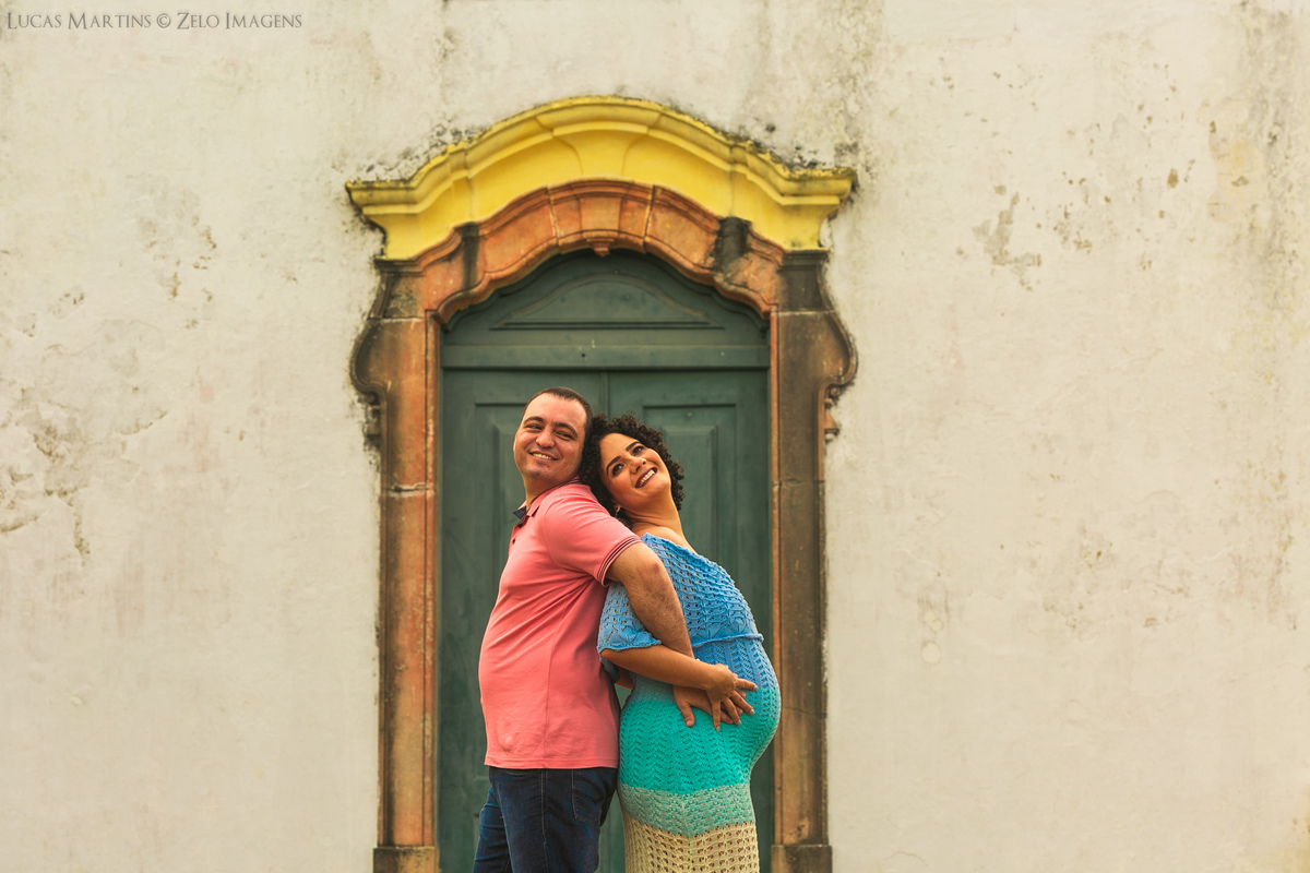 ensaio gestante em porto seguro casal no centro histórico em frente a igreja