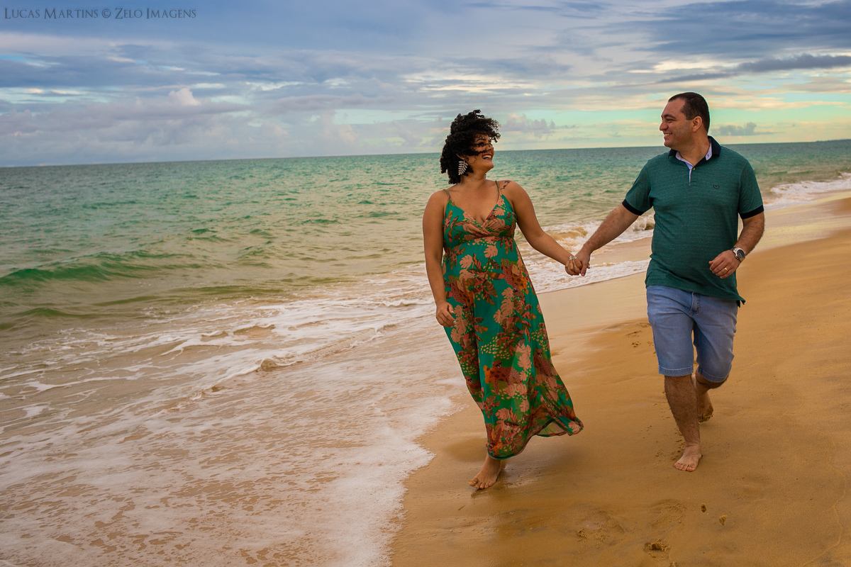 ensaio gestante em porto seguro casal na praia de taperapuan