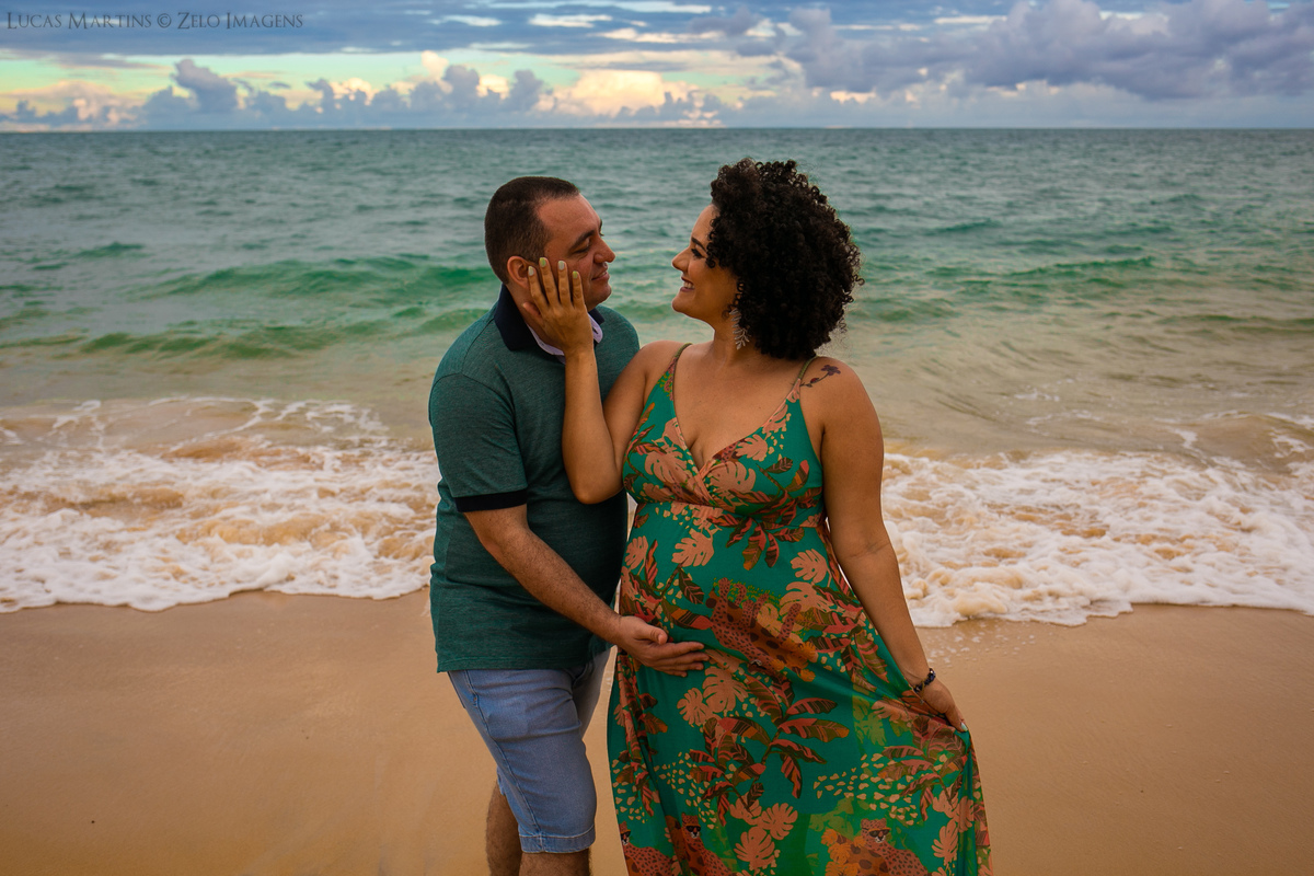 ensaio gestante em porto seguro casal na praia de taperapuan em frente ao mar