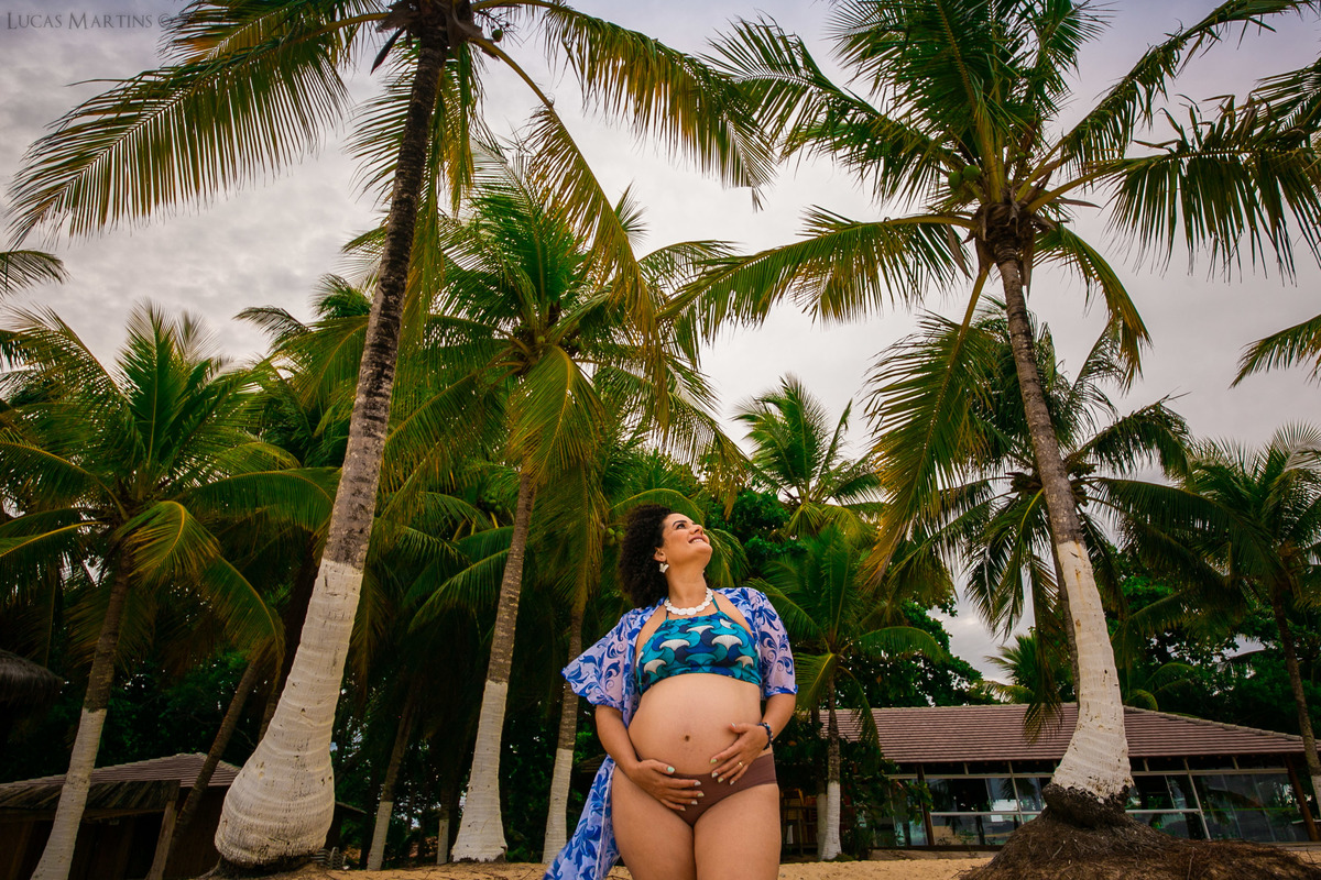 ensaio gestante em porto seguro na praia taperapuan com coqueiros ao fundo