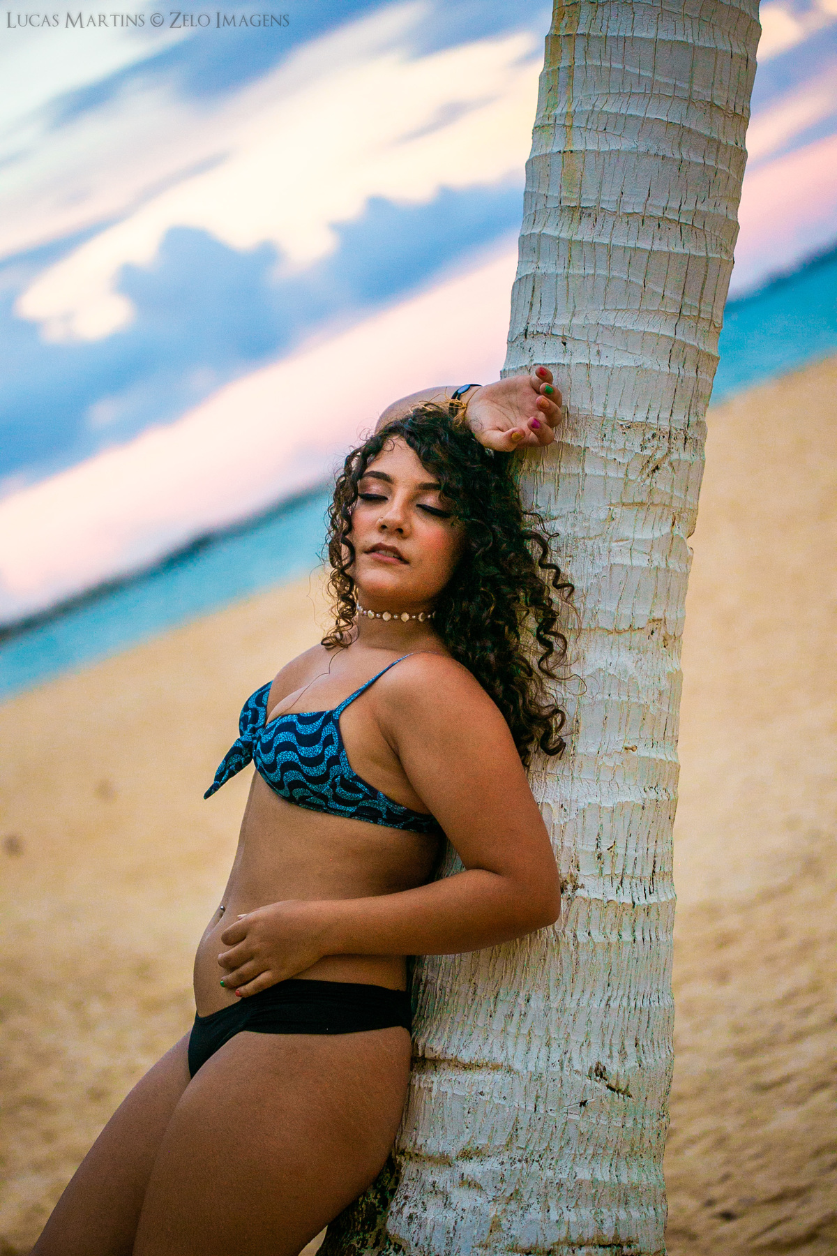 Ensaio debutante em porto seguro praia taperapuan deitada no coqueiro