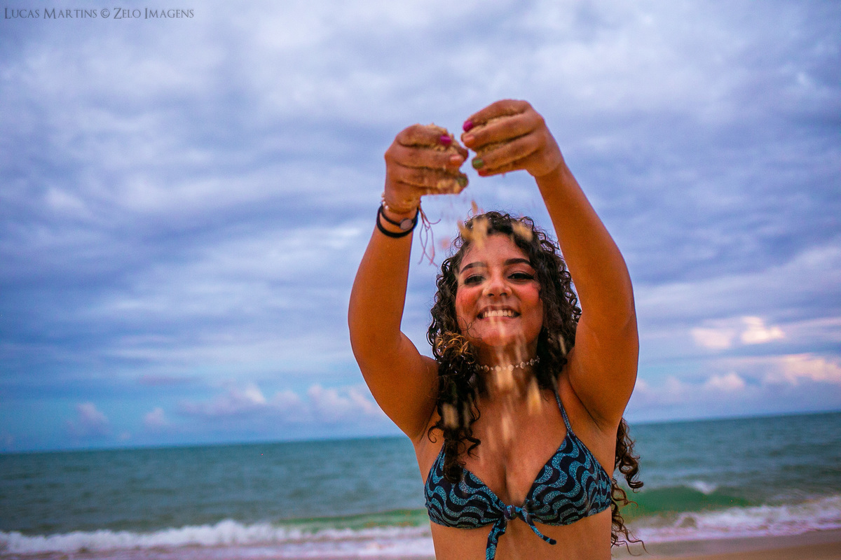 Ensaio debutante em porto seguro praia taperapuan pegando na areia
