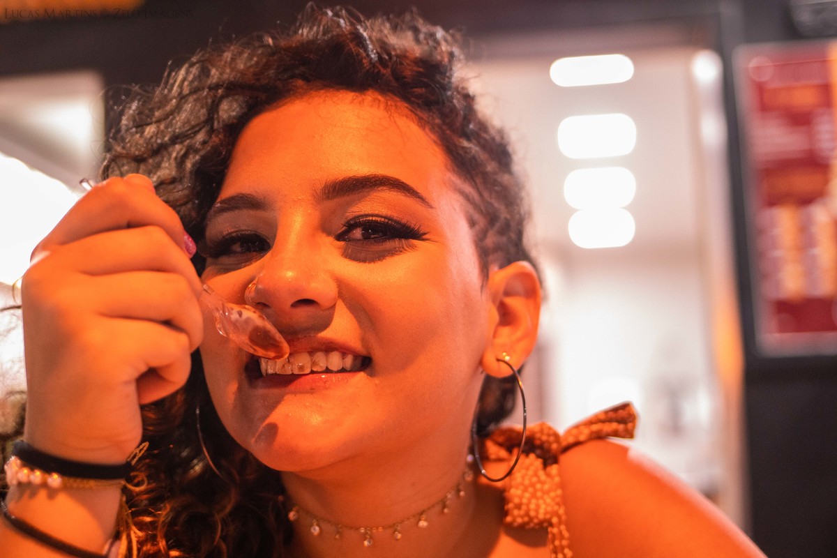 Ensaio debutante em porto seguro centro comendo um royal trudel