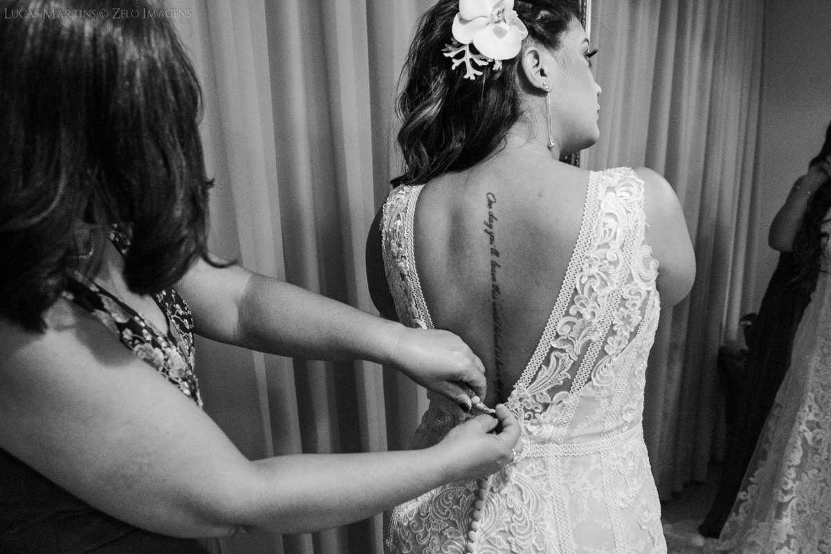 making of da noiva mae ajudando noiva vestir vestido