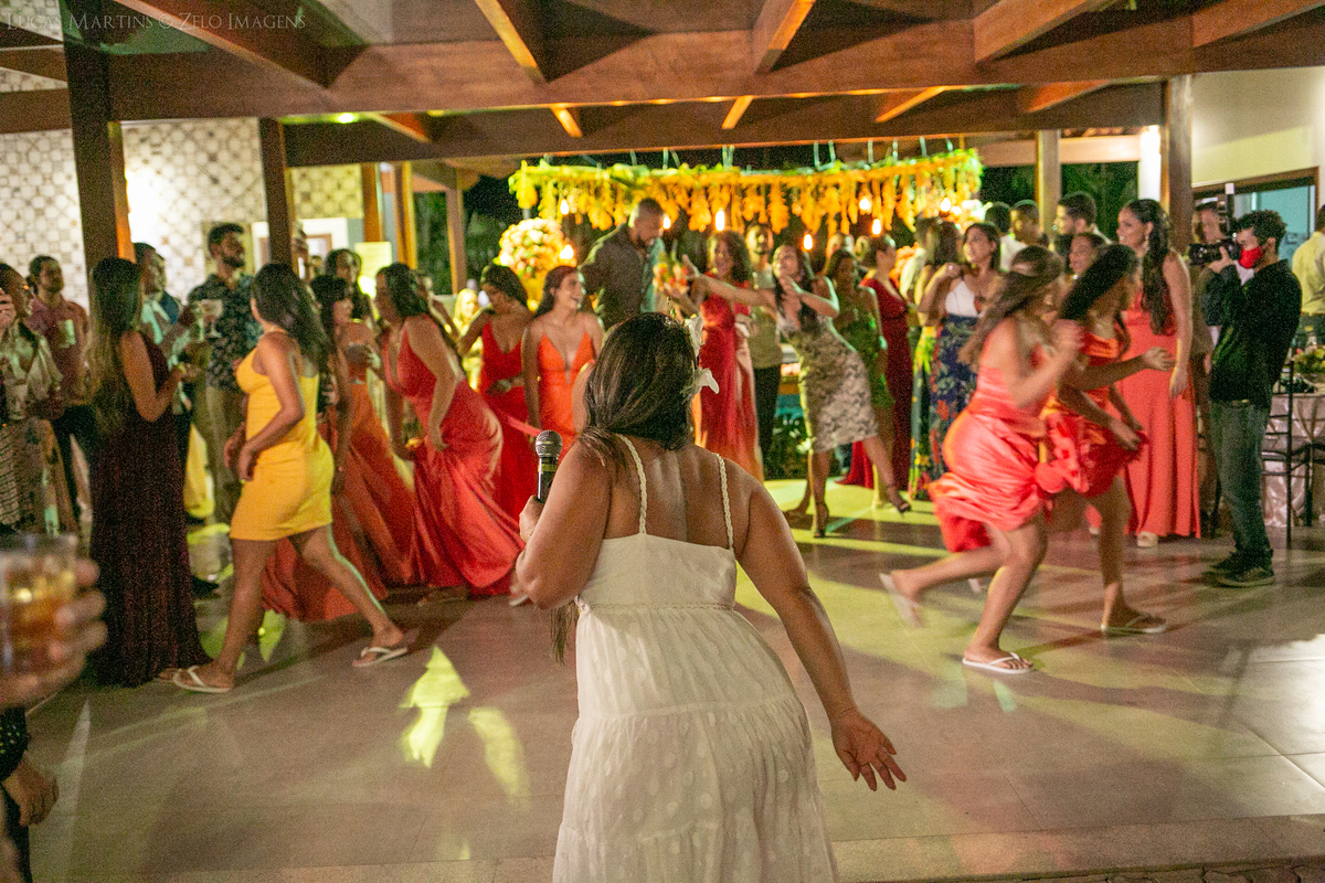 casamento de dia aracuai madrinhos correndo do buque