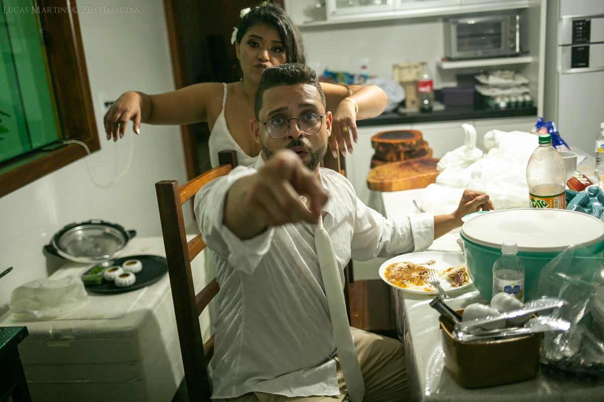 casamento de dia aracuai noivo comendo no fim da festa